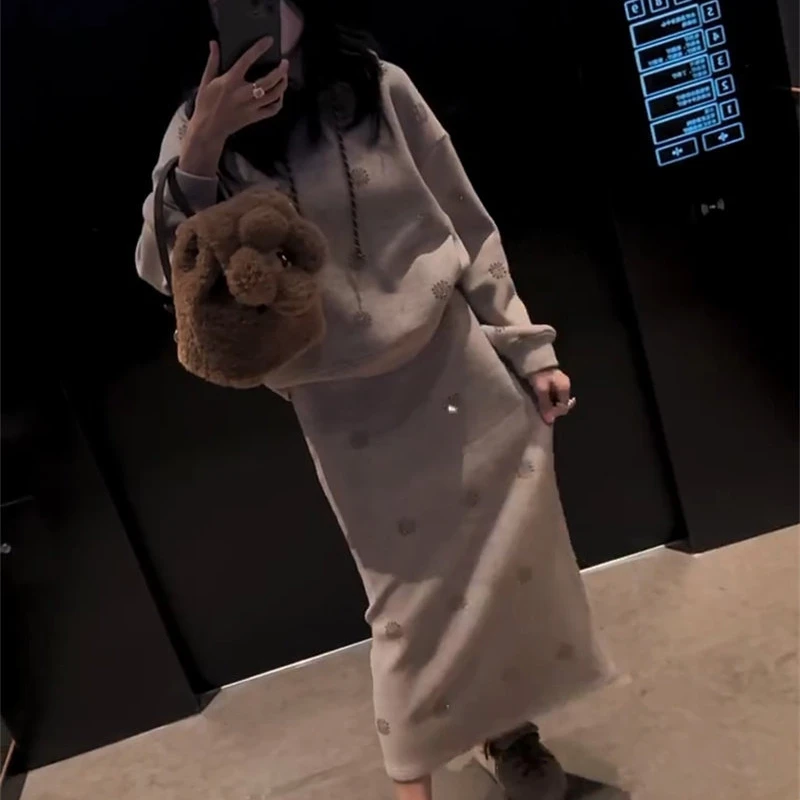 时尚气质套装2026早春新款宽松重工镶钻连帽卫衣高腰包臀裙两件套