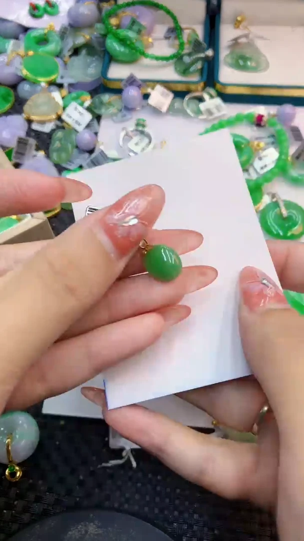 颈饰18K金镶嵌翡翠1