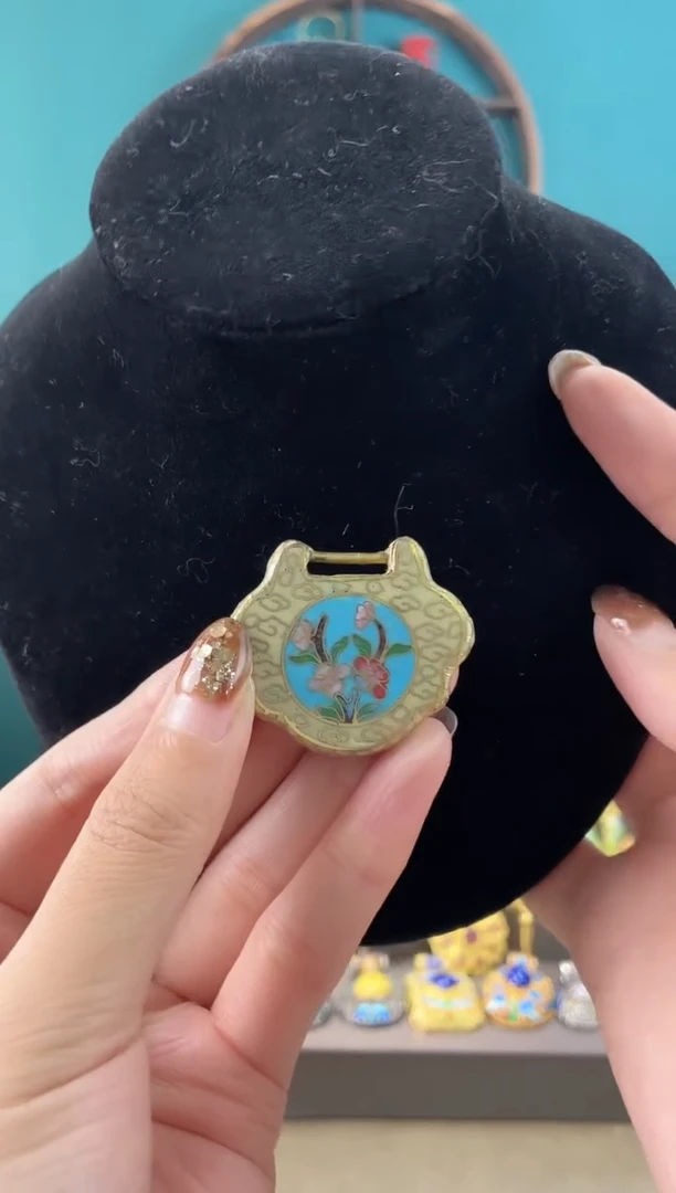 非遗手工景泰蓝吊坠米色