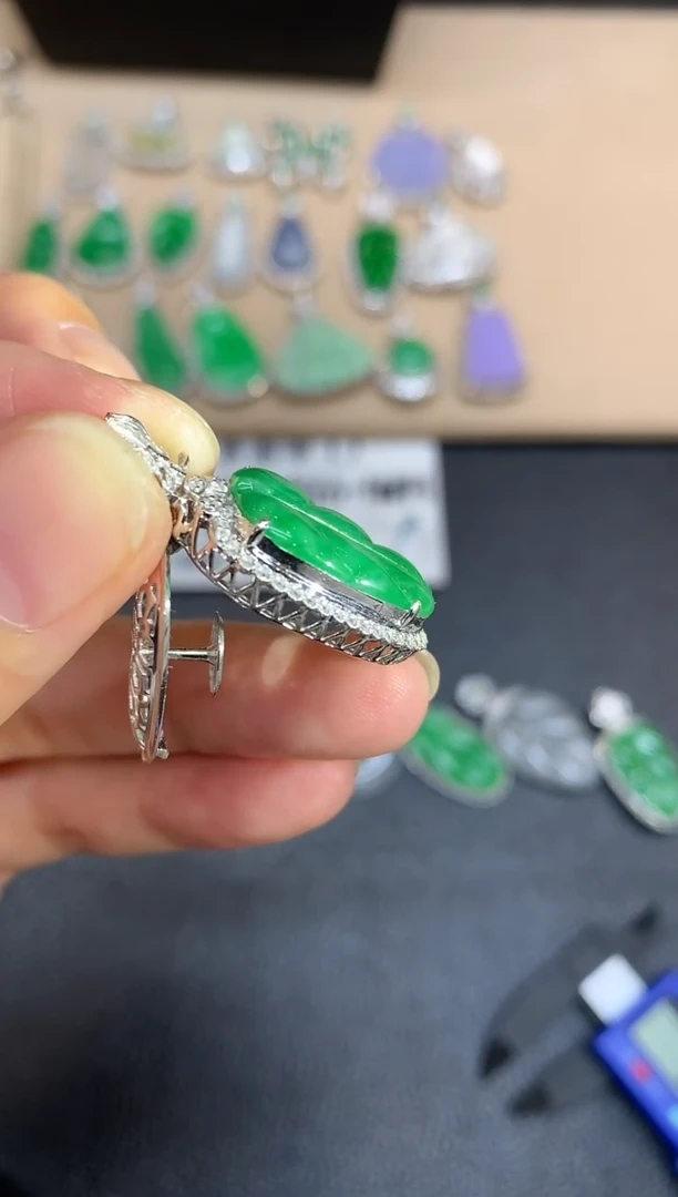 颈饰18K金镶嵌翡翠树叶【无服务费