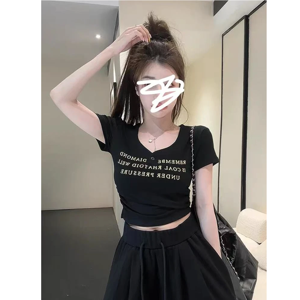 2025气质韩版设计感字母印花纽扣简约百搭款修身显瘦正肩短袖T恤.