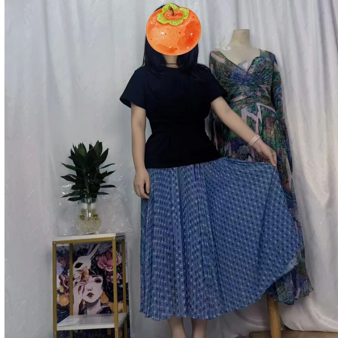 蝴蝶交叉绑带黑T与印花蓝色半裙
