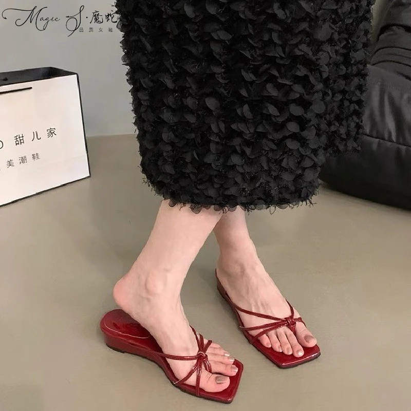 【万达撤柜】沙滩气质坡跟法式配裙子夹脚人字拖鞋平底子夏季防滑豹