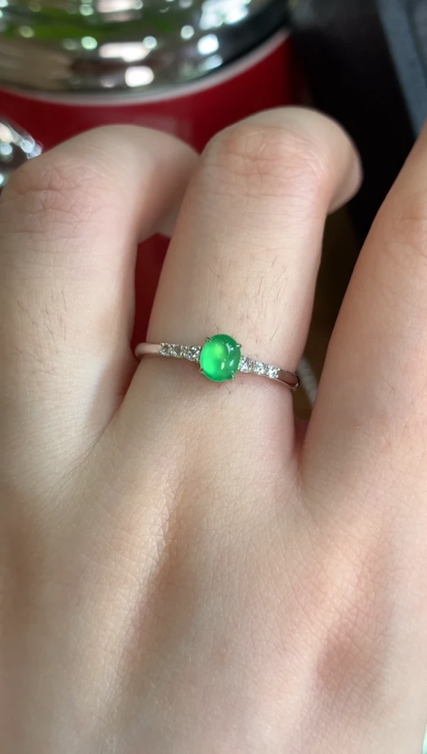 翡翠戒指18K金镶嵌绿蛋面戒指