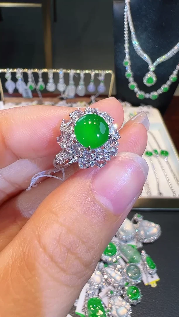 翡翠戒指18K金镶嵌翡翠