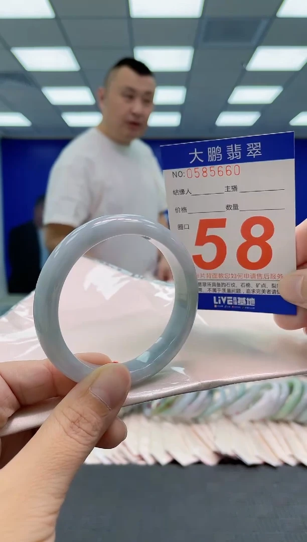 翡翠手镯未镶嵌AAAAAAAAAA