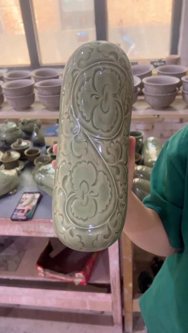 耀州窑青瓷牡丹纹枕头