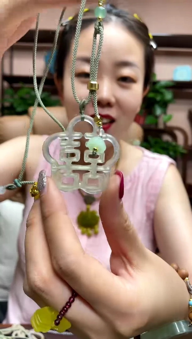 岫玉未镶嵌吊坠多样性发货发其中之一