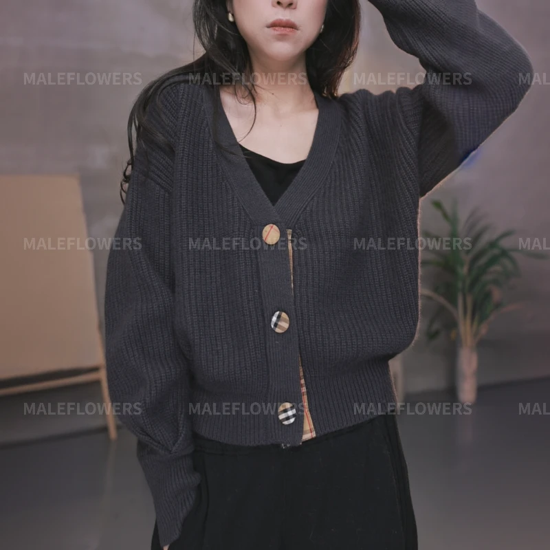 东倪原创V领格纹纽扣长袖针织衫秋冬新款气质休闲百搭84D4823