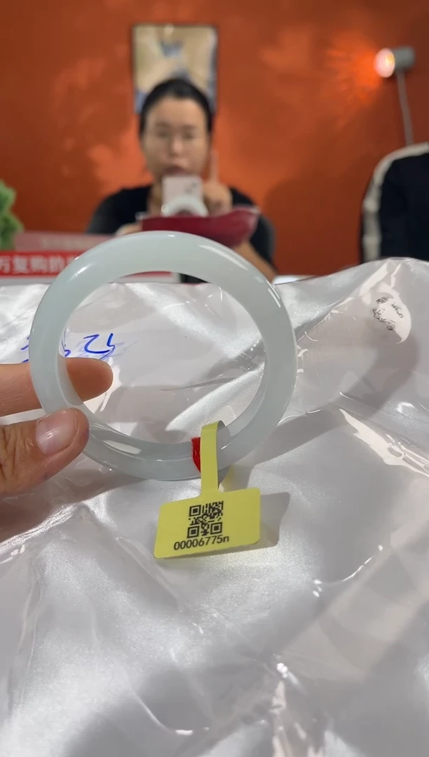 未镶嵌手镯翡翠小*范        圈口58