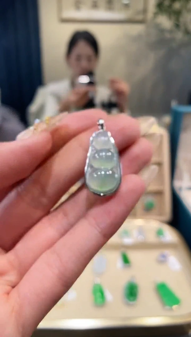 【闪购商品】翡翠吊坠(不含链)18K金镶嵌豆子