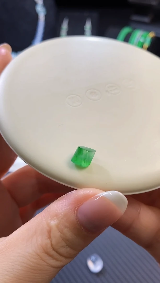 翡翠挂件未镶嵌绿随型