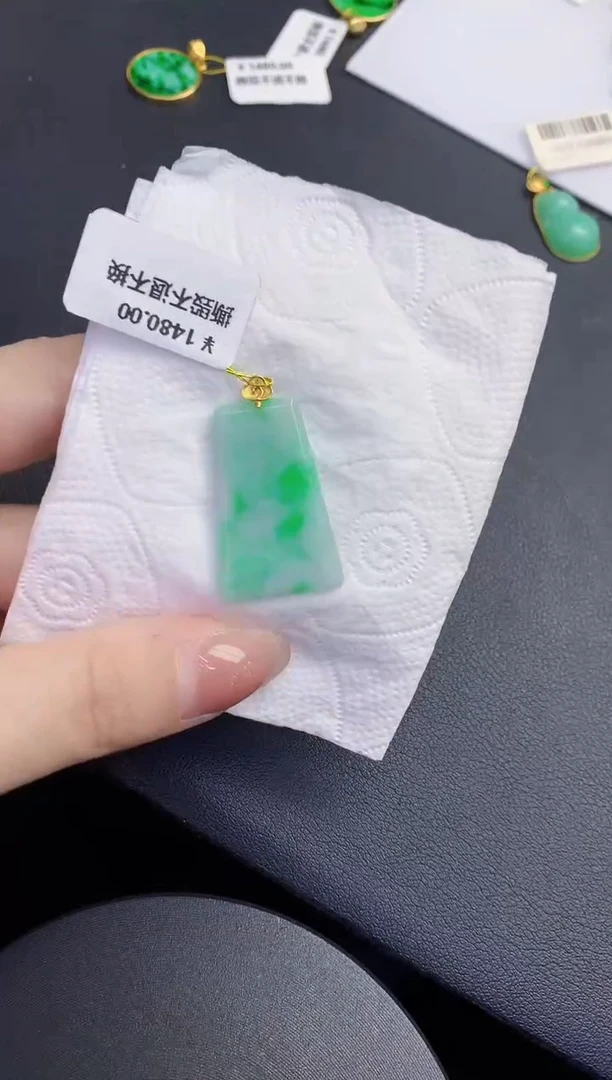 颈饰18K金镶嵌翡翠缅甸天然翡翠A货