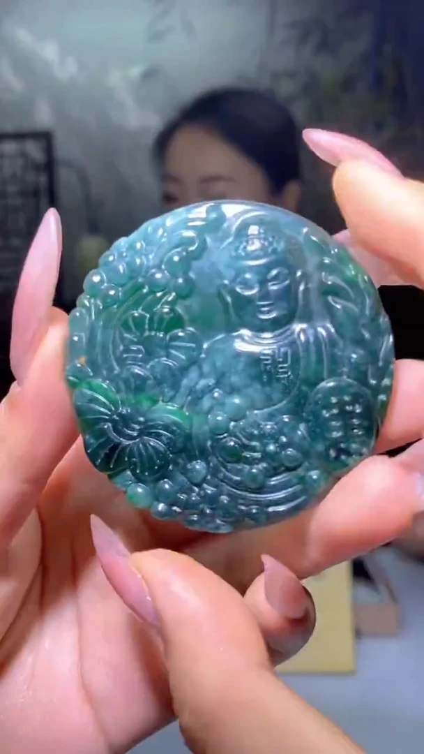 翡翠未镶嵌颈饰雕刻