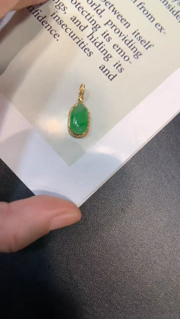 颈饰18K金镶嵌翡翠福瓜