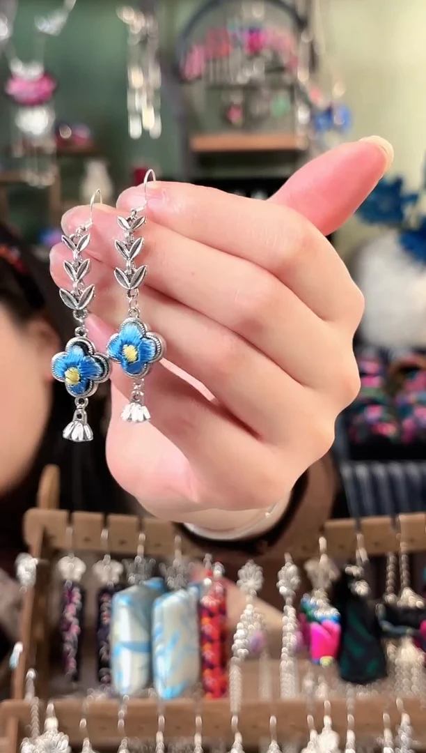 彩云南阁非遗老绣饰品599