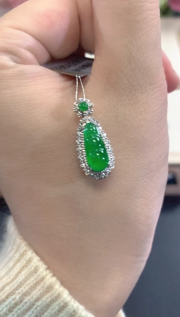 吊坠(不含链)18K金镶嵌翡翠春日珠宝 D18