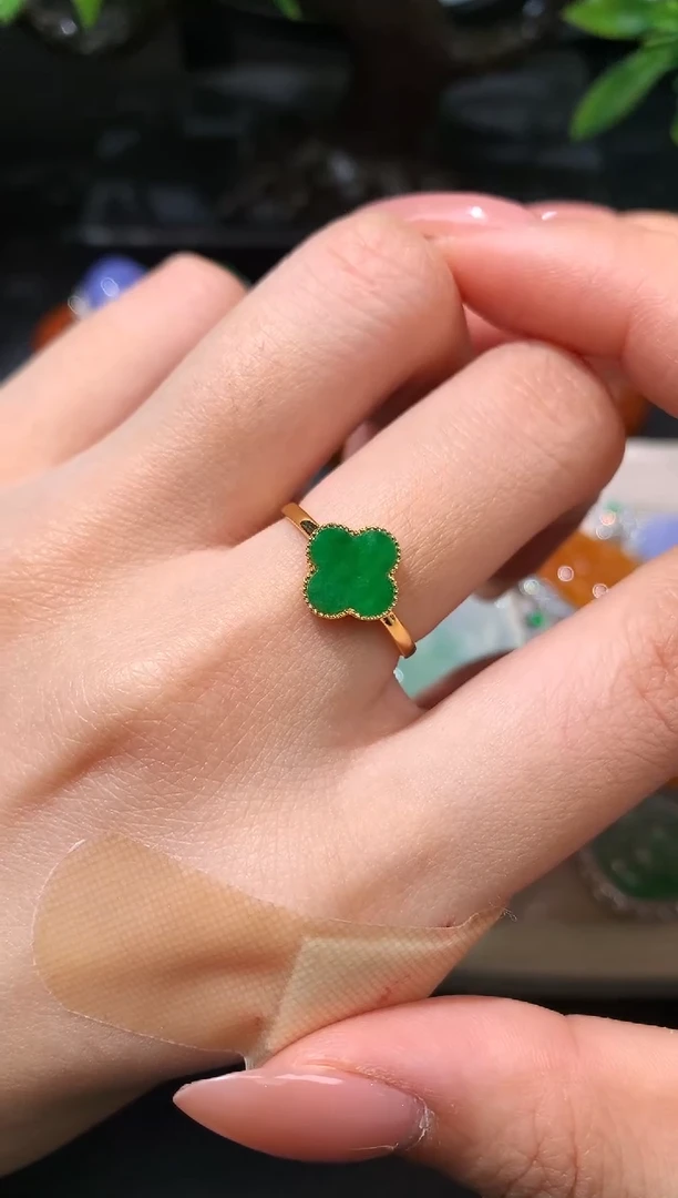 18K金镶嵌戒指翡翠四叶草戒指