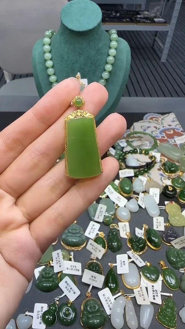 18K金镶嵌和田玉挂件1
