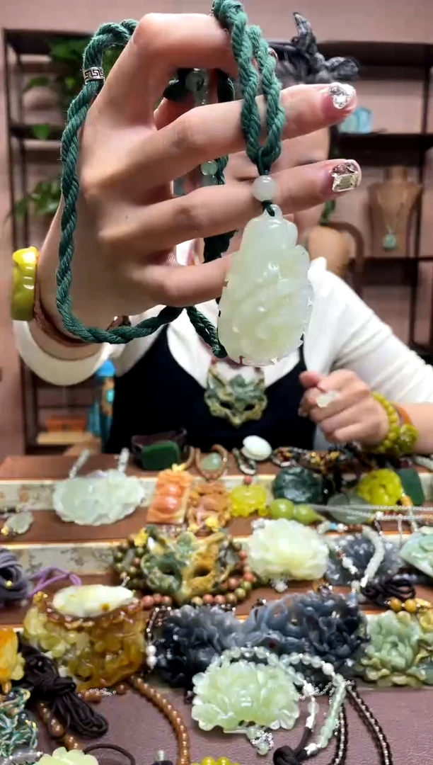 未镶嵌岫玉吊坠·