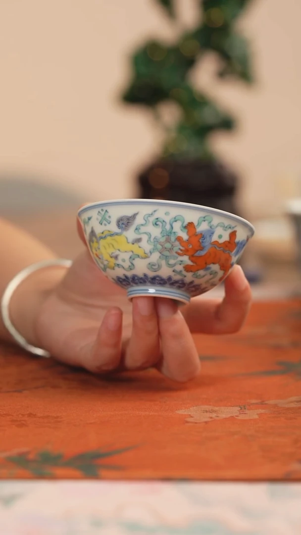 源明清忆斗彩事事如意杯