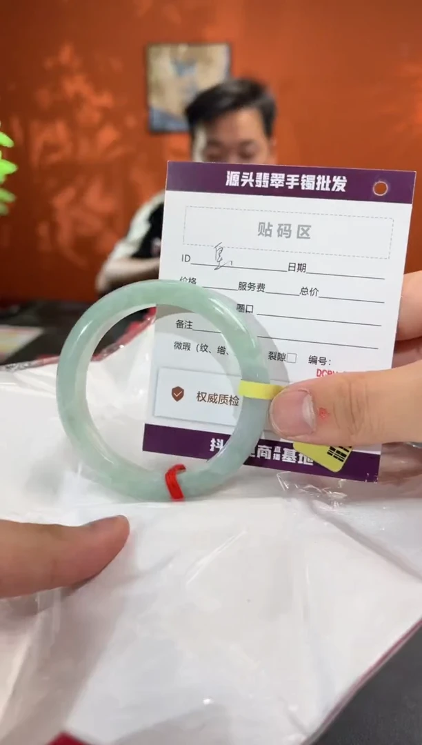 未镶嵌手镯翡翠?翡翠手镯
