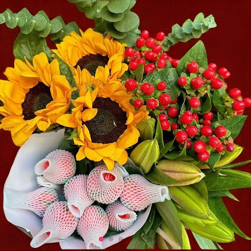 玫瑰10枝+百合10个花苞+向日葵2枝+红豆1扎+配草1扎