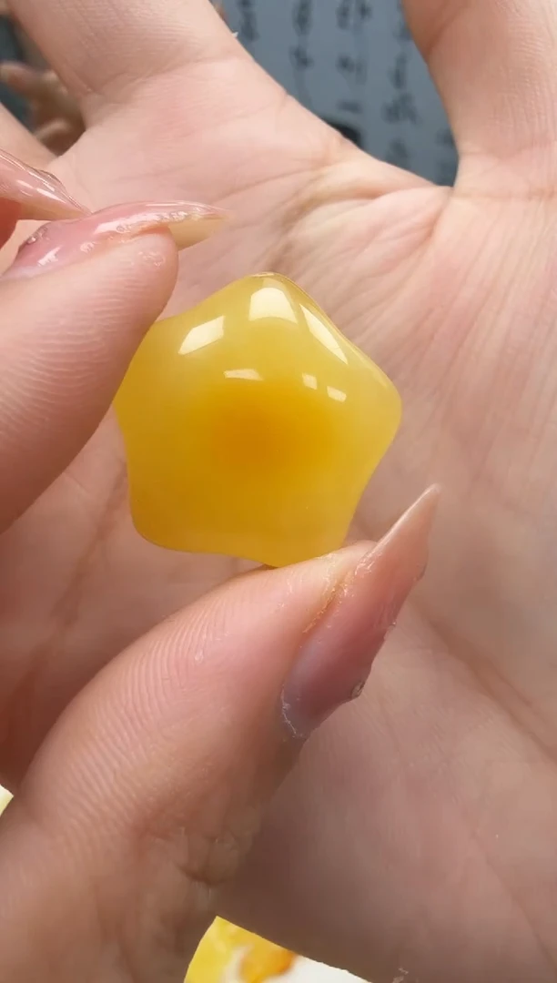未镶嵌琥珀裸石如图