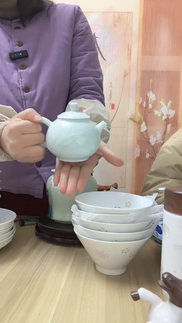 瓷青釉浮雕小茶壶1个