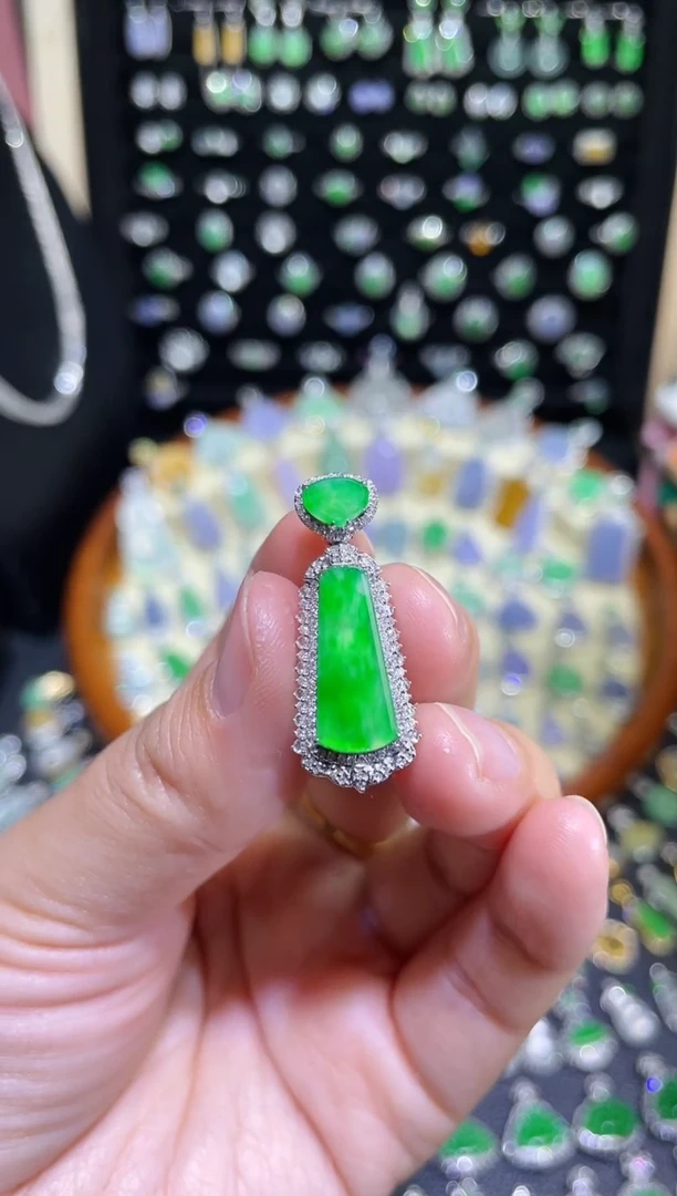 颈饰18K金镶嵌翡翠豪镶盖中盖玻璃种金丝阳无事牌吊坠