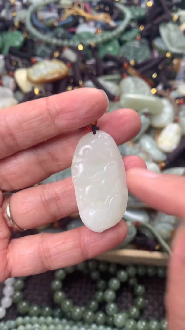 【闪购商品】和田玉颈饰未镶嵌多样性发货没有证书拍一发一有瑕