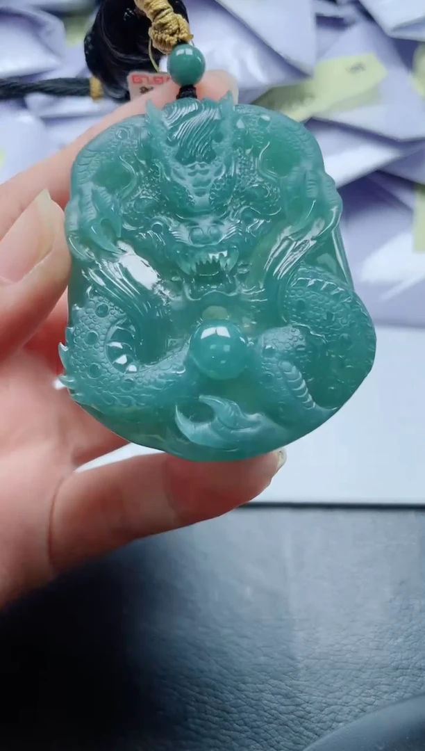 翡翠未镶嵌颈饰