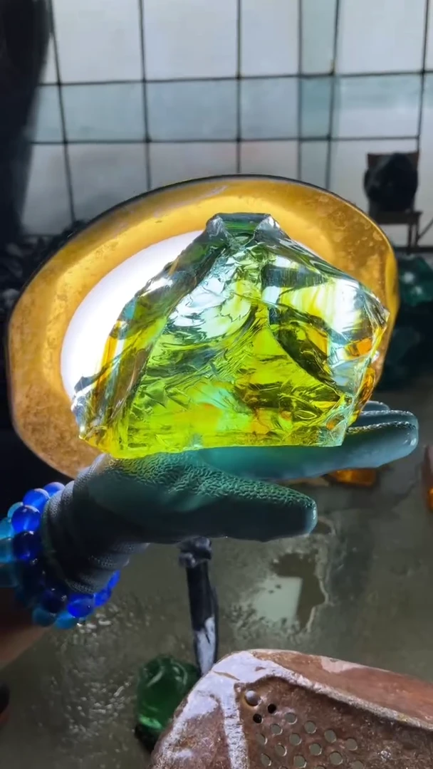 新疆五彩石石头。