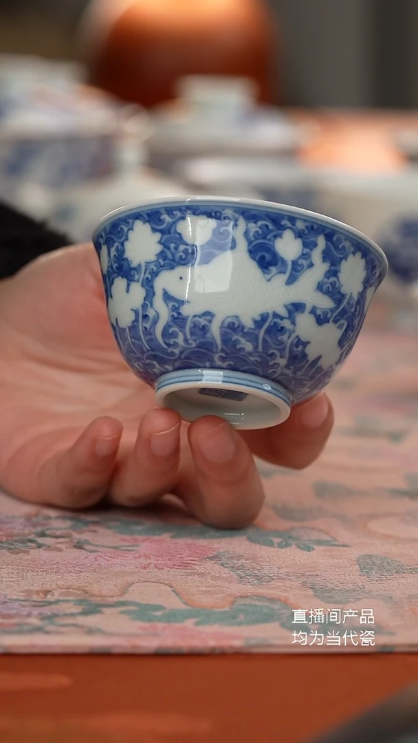 源明青忆暗刻鱼藻纹主人杯