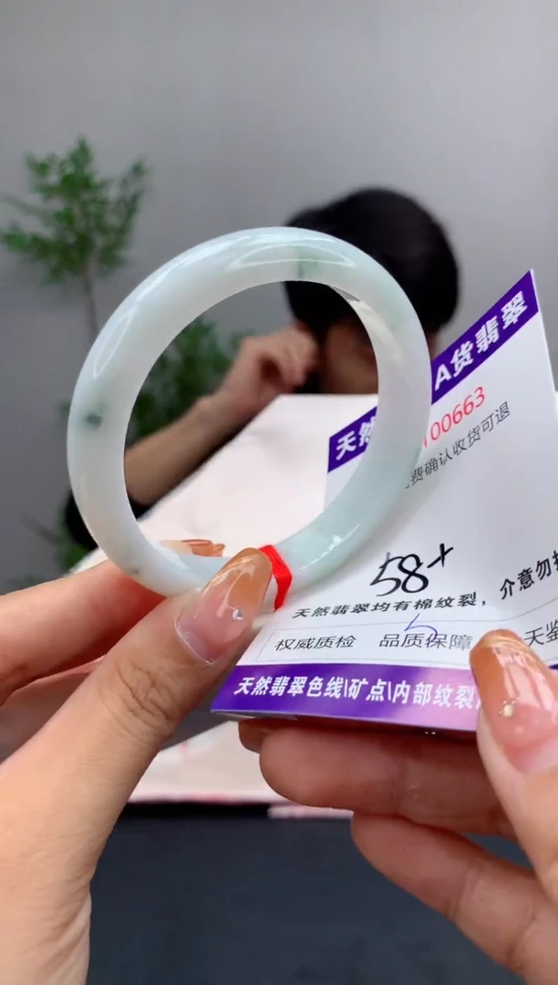未镶嵌手镯翡翠有纹，完美者勿拍