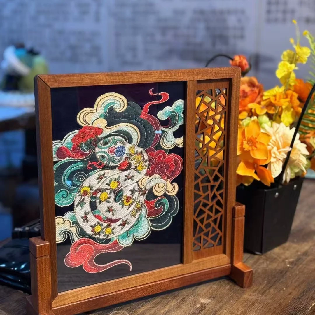 蛇行吉瑞云锦框画