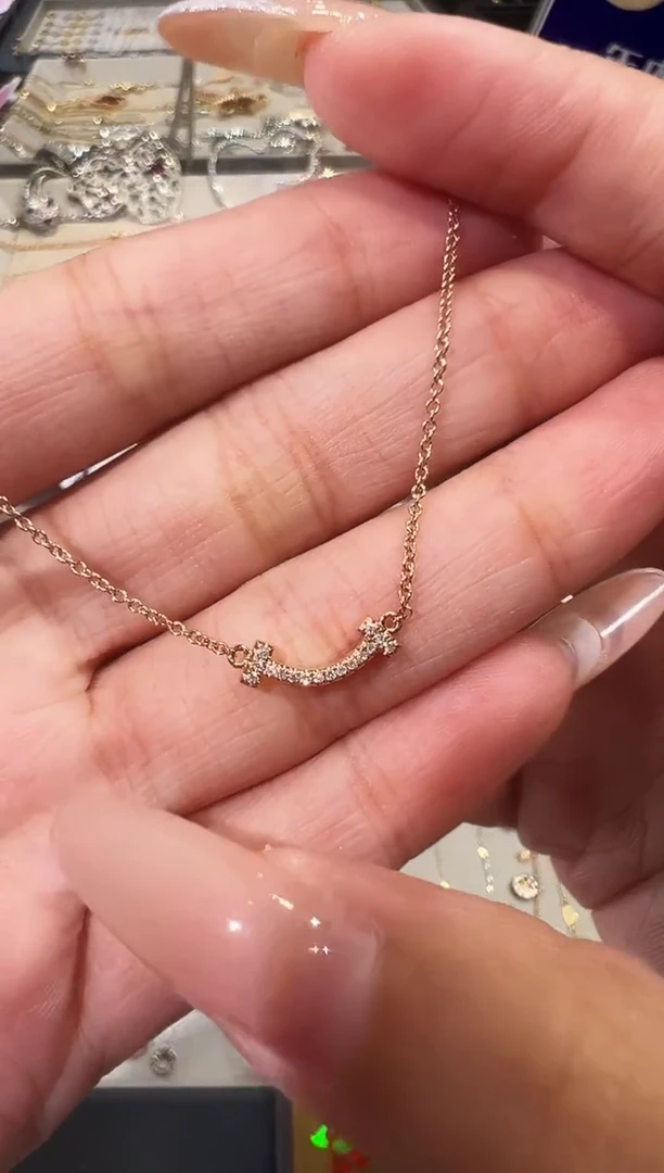 颈饰18K金镶嵌钻石微笑项链