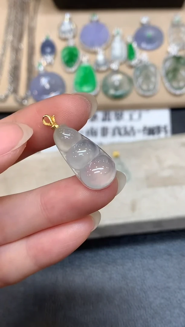 颈饰18K金镶嵌翡翠福豆【无服务费