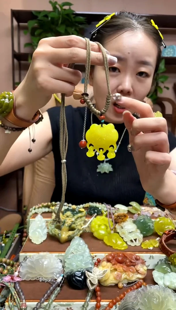 未镶嵌岫玉吊坠多样性发货发其中之一