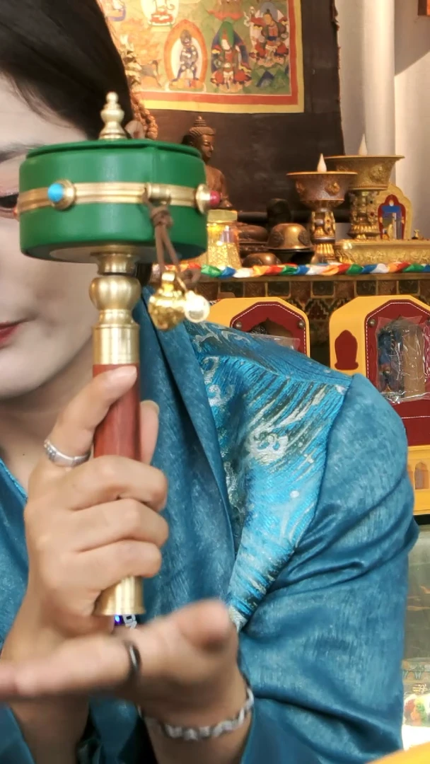 泥塑绿妈妈手摇转筒