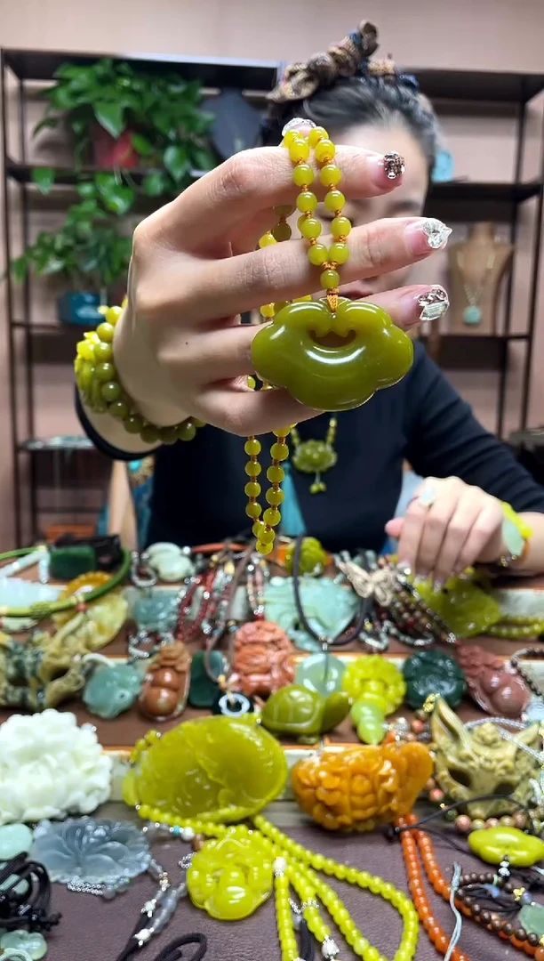 未镶嵌岫玉颈饰多样性发货发其中之一