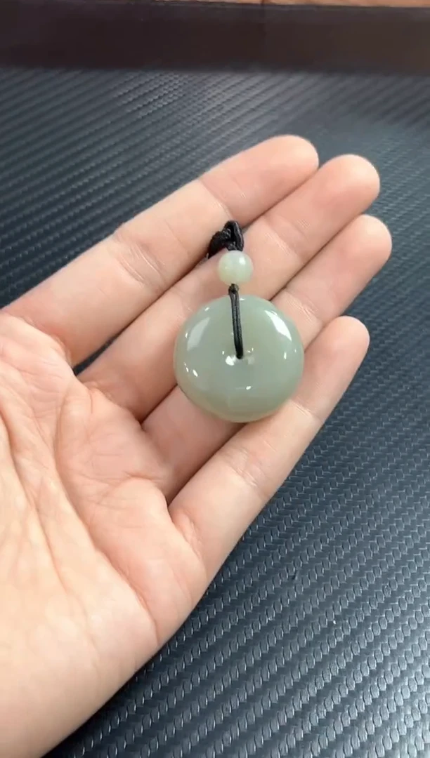 吊坠(赠链)未镶嵌和田玉且末微色差近矿平安扣