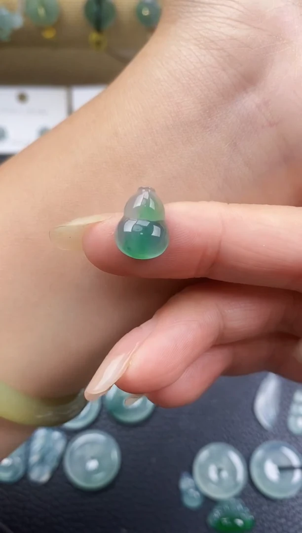 翡翠未镶嵌颈饰不*谢葫芦