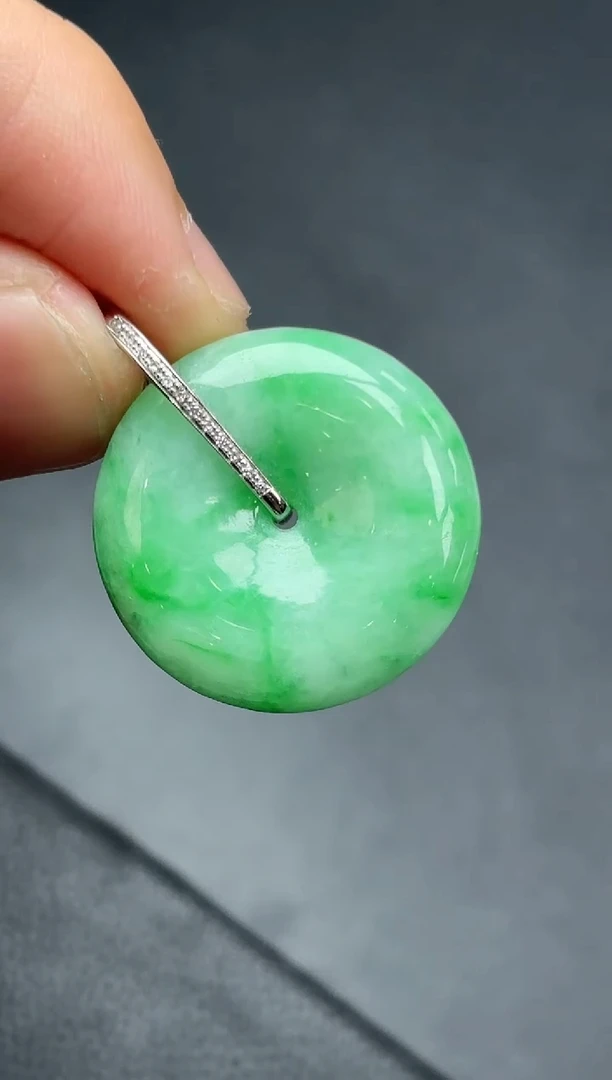 18K金镶嵌挂件翡翠平安扣