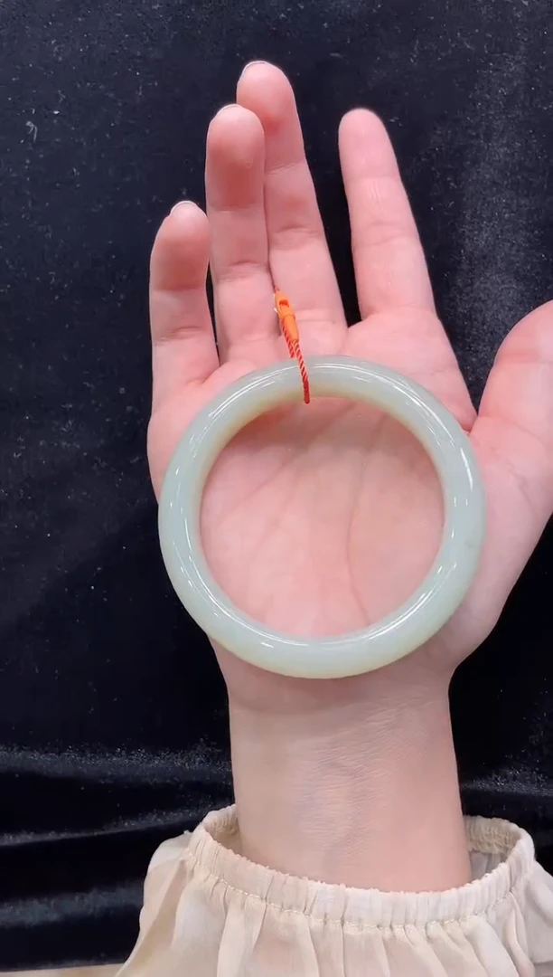 和田玉手镯未镶嵌新疆且末料青白玉56圈口上等和田玉手镯女