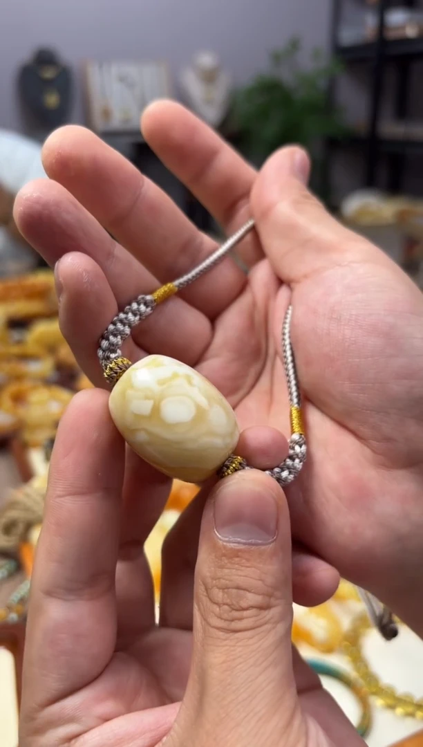 【闪购商品】蜜蜡裸石未镶嵌锁骨