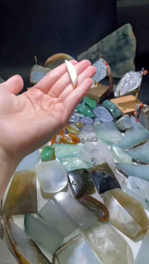 翡翠未镶嵌胸饰材料