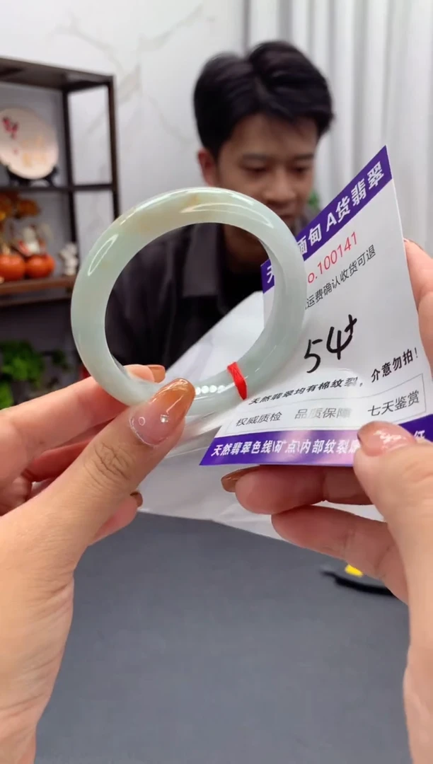 未镶嵌手镯翡翠有纹，完美者勿拍