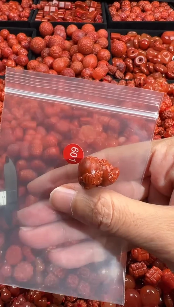 南红玛瑙未镶嵌颈饰1
