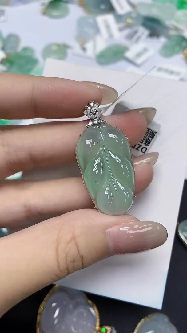 翡翠18K金镶嵌颈饰天然缅甸翡翠A货